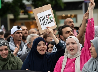 »Siamo tutti antifascisti«. Demonstration am 7. Mai auf dem Berliner Alexanderplatz