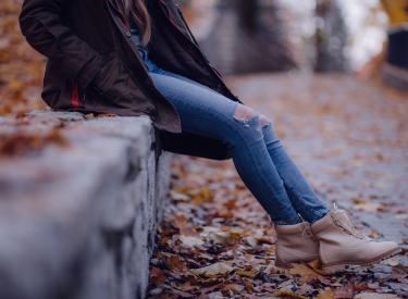 Jacken und Boots, fallende Blätter und Temperaturen. Typisch Herbst