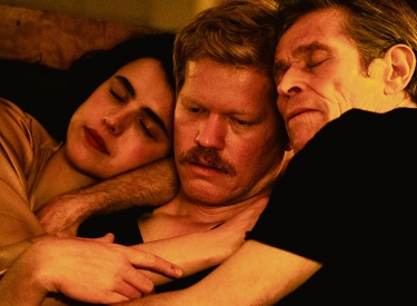 Triptychon. Mit den Darstellern Margaret Qualley, Jesse Plemons und Willem Dafoe, die im Episodenfilm »Kinds of Kindness« unterschiedliche Rollen ­übernehmen