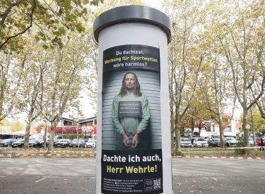 Was mit einem Gewinn beginnt, kann mit Schulden enden. Eine Plakataktion von Thomas Melchior weist auf die Gefahren von Sportwetten hin