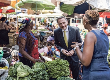 Christian Lindner interessiert sich eher für Märkte als für Entwicklungspolitik. Der deutsche Bundesfinanzminister besucht den »Makola Market« in der ghanaischen Hauptstadt Accra, Februar 2023