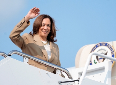 Onwards and upwards: Mit Kamala Harris, die hier die Air Force Two besteigt, als Kandidatin sehen die Demokraten der Präsidentschaftswahl optimistischer entgegen, 27. Juli in Westfield, Massachusetts