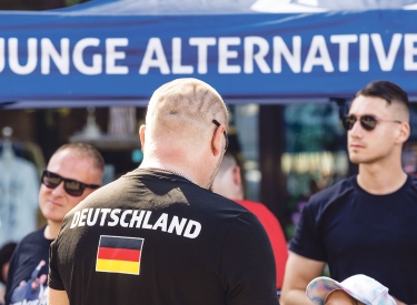 Bin ich hier richtig bei denen mit den Nazi-Parolen? Ein JA-Stand bei einer AfD-Wahlkampfveranstaltung in Cottbus, 3. August