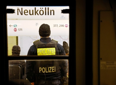 Im Endeffekt kontrolliert die Staatsmacht. Ein Polizist Anfang 2023 im U-Bahnhof Hermannplatz in Berlin