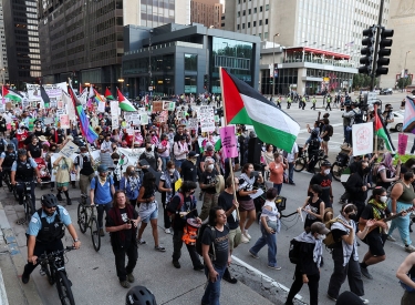 Weniger als von antizionistischen Gruppen angekündigt: Einige Tausend Menschen nehmen an Protesten anlässlich des Parteitags der Demokraten in Chicago teil, 18. August