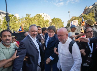 Hat noch immer viele Freunde und Helfer: Carles Puigdemont vor seiner Rede am 8. August in Barcelona