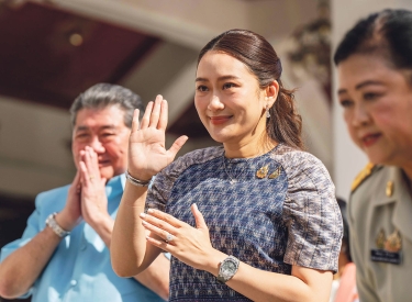 Die jüngste Ministerpräsidentin des Königreichs. Paetongtarn Shinawatra bei einem Besuch des Schreins Lak Müang in Bangkok wenige Tage nach Amtsantritt, 22. August