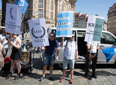 Sächsische Jugend mit Hang zu schlechten Wortspielen. Kundgebung der Jungen Alternativen während des Europawahlkampfs in Dresden