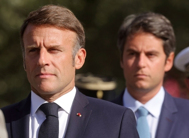 Kürzen schon mal den Haushalt, bevor es eine neue Regierung gibt: Präsident Emmanuel Macron und sein kommisssarischer Premier Gabriel Attal (r.)