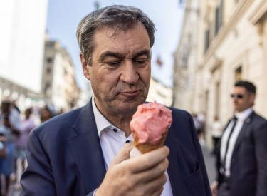 In Italien darf's auch mal ein Gelato sein. Markus Söder bei einem Besuch in Rom, 10. Mai