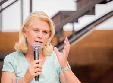 Brandenburger Landtagsabgeordnete Saskia Ludwig (CDU) spricht in ein Mikrofon