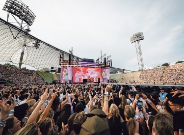 Broadway mit Widescreen. Die Bühne bei Taylor Swifts »Eras«-Tour in München, 27. Juli