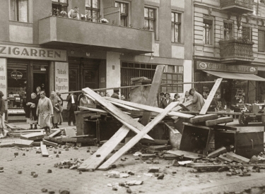 Straßenschlacht bleibt Handarbeit. Kommunisten bauen Straßen­sperren in Berlin 1932