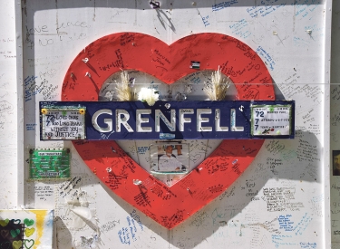 Tödliche Gleichgültigkeit. Gedenktafel in London für die Opfer des Brands im Grenfell Tower