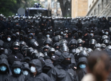 Parlament hinter Polizeikette. Im Frühjahr demonstrierten in Tiflis über Wochen Tausende gegen das Gesetz »gegen ausländischen Einfluss«, hier am 14. Mai