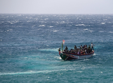 Gefährliche, mehrere Tage dauernde Überfahrt. Ein hölzernes Boot aus dem Senegal mit 188 Menschen an Bord Ende August in Gewässern kurz vor der Kanareninsel El Hierro  