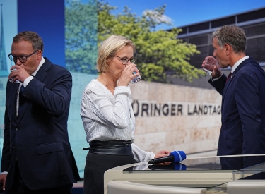 Mario Voigt (CDU), Katja Wolf (BSW) und Björn Höcke (AfD, v.l.) hart am Glas