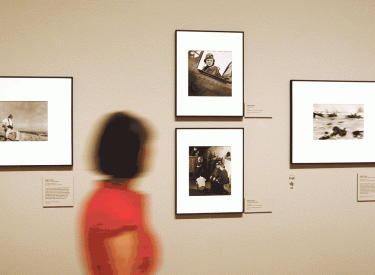 nsicht der Ausstellung »Eyewitness: Hungarian Photography in the 20th Century« in der Royal Academy of Arts in London, 2011